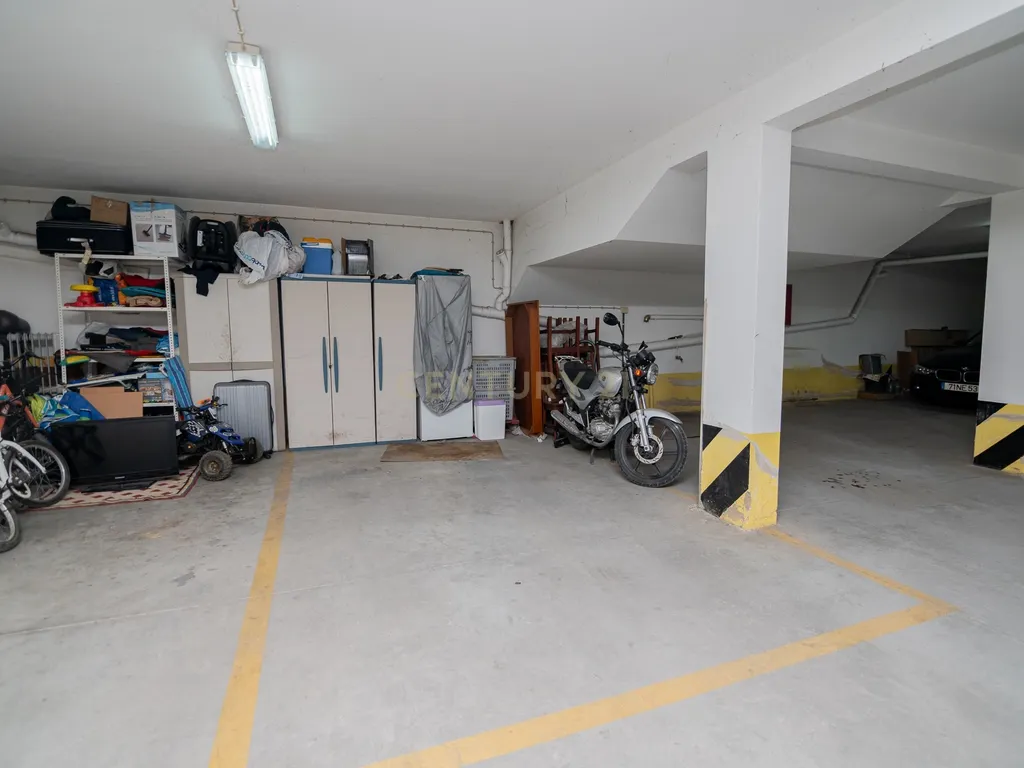 NÃO PERCA ESTA GRANDE OPORTUNIDADE! APARTAMENTO T3 MODERNO DE GRANDES DIMENSÕES, COM LUGAR DE ESTACIONAMENTO PRIVADO E COBERTO PARA DOIS CARROS, AMPLAS VARANDAS, CHURRASQUEIRA, LAREIRA, DESPENSA, ARRECADAÇÃO E DUAS CASAS DE BANHO, MUITO BEM LOCALIZADO PR - Image 43
