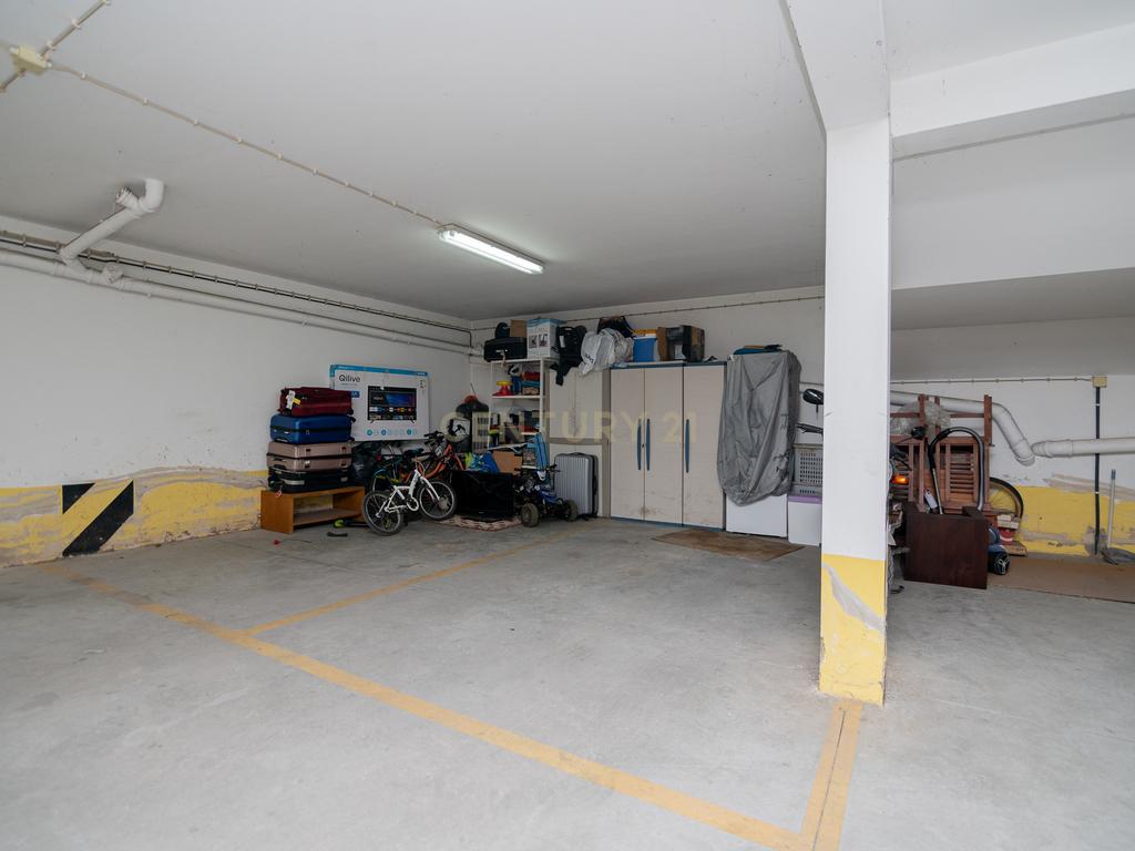 NÃO PERCA ESTA GRANDE OPORTUNIDADE! APARTAMENTO T3 MODERNO DE GRANDES DIMENSÕES, COM LUGAR DE ESTACIONAMENTO PRIVADO E COBERTO PARA DOIS CARROS, AMPLAS VARANDAS, CHURRASQUEIRA, LAREIRA, DESPENSA, ARRECADAÇÃO E DUAS CASAS DE BANHO,  MUITO BEM LOCALIZADO PR - Image 44