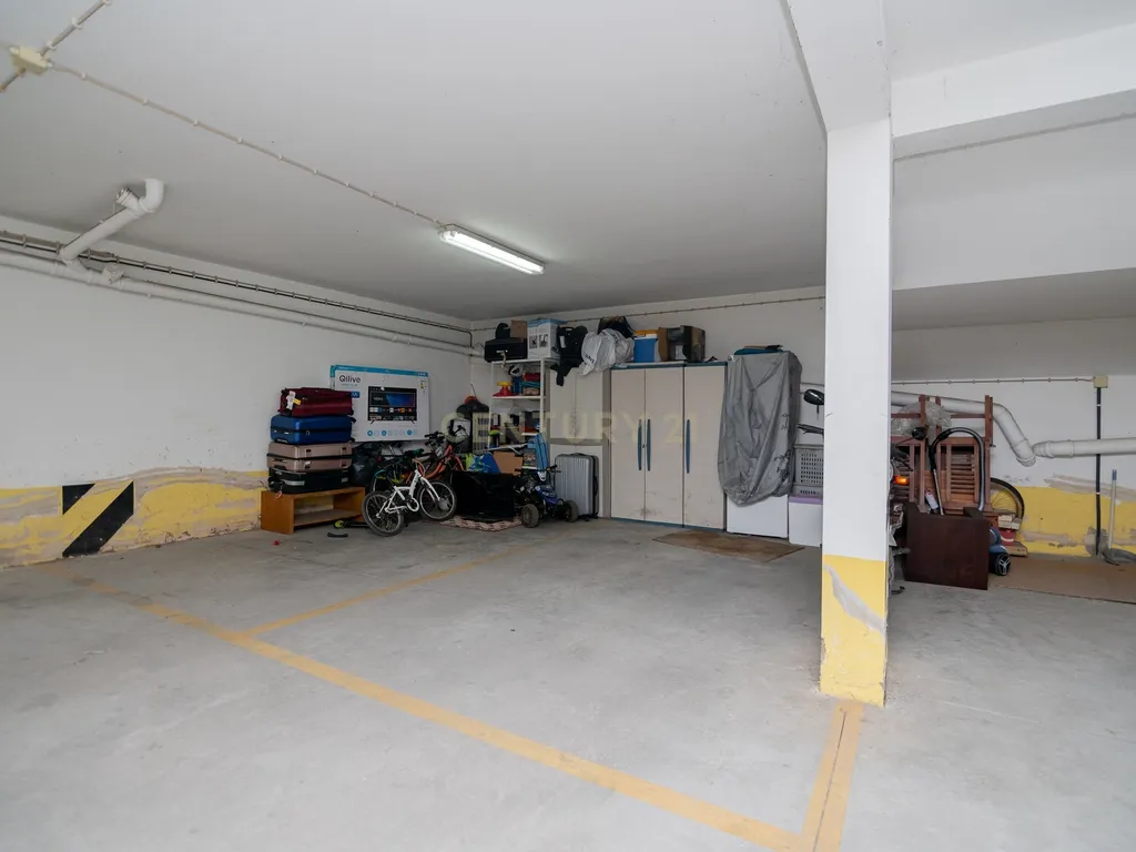 NÃO PERCA ESTA GRANDE OPORTUNIDADE! APARTAMENTO T3 MODERNO DE GRANDES DIMENSÕES, COM LUGAR DE ESTACIONAMENTO PRIVADO E COBERTO PARA DOIS CARROS, AMPLAS VARANDAS, CHURRASQUEIRA, LAREIRA, DESPENSA, ARRECADAÇÃO E DUAS CASAS DE BANHO, MUITO BEM LOCALIZADO PR - Image 44