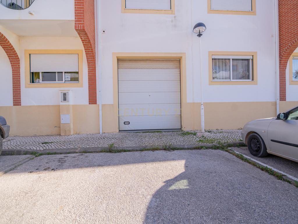 NÃO PERCA ESTA GRANDE OPORTUNIDADE! APARTAMENTO T3 MODERNO DE GRANDES DIMENSÕES, COM LUGAR DE ESTACIONAMENTO PRIVADO E COBERTO PARA DOIS CARROS, AMPLAS VARANDAS, CHURRASQUEIRA, LAREIRA, DESPENSA, ARRECADAÇÃO E DUAS CASAS DE BANHO,  MUITO BEM LOCALIZADO PR - Image 5