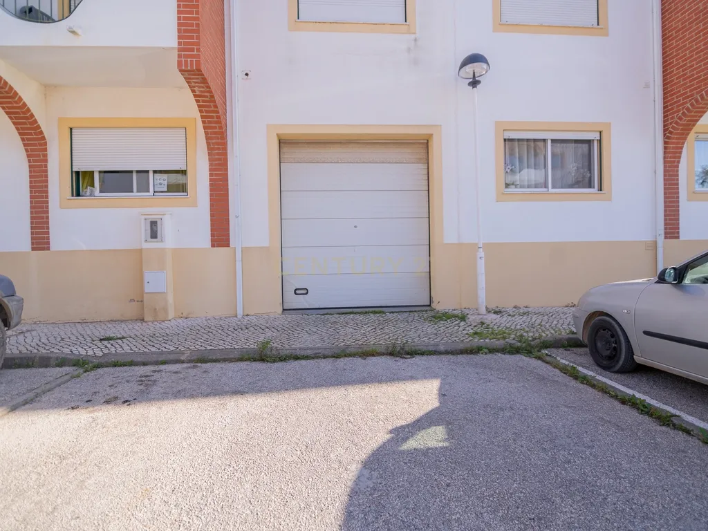 NÃO PERCA ESTA GRANDE OPORTUNIDADE! APARTAMENTO T3 MODERNO DE GRANDES DIMENSÕES, COM LUGAR DE ESTACIONAMENTO PRIVADO E COBERTO PARA DOIS CARROS, AMPLAS VARANDAS, CHURRASQUEIRA, LAREIRA, DESPENSA, ARRECADAÇÃO E DUAS CASAS DE BANHO, MUITO BEM LOCALIZADO PR - Image 5