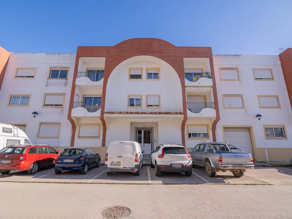 NÃO PERCA ESTA GRANDE OPORTUNIDADE! APARTAMENTO T3 MODERNO DE GRANDES DIMENSÕES, COM LUGAR DE ESTACIONAMENTO PRIVADO E COBERTO PARA DOIS CARROS, AMPLAS VARANDAS, CHURRASQUEIRA, LAREIRA, DESPENSA, ARRECADAÇÃO E DUAS CASAS DE BANHO, MUITO BEM LOCALIZADO PR - Image 2