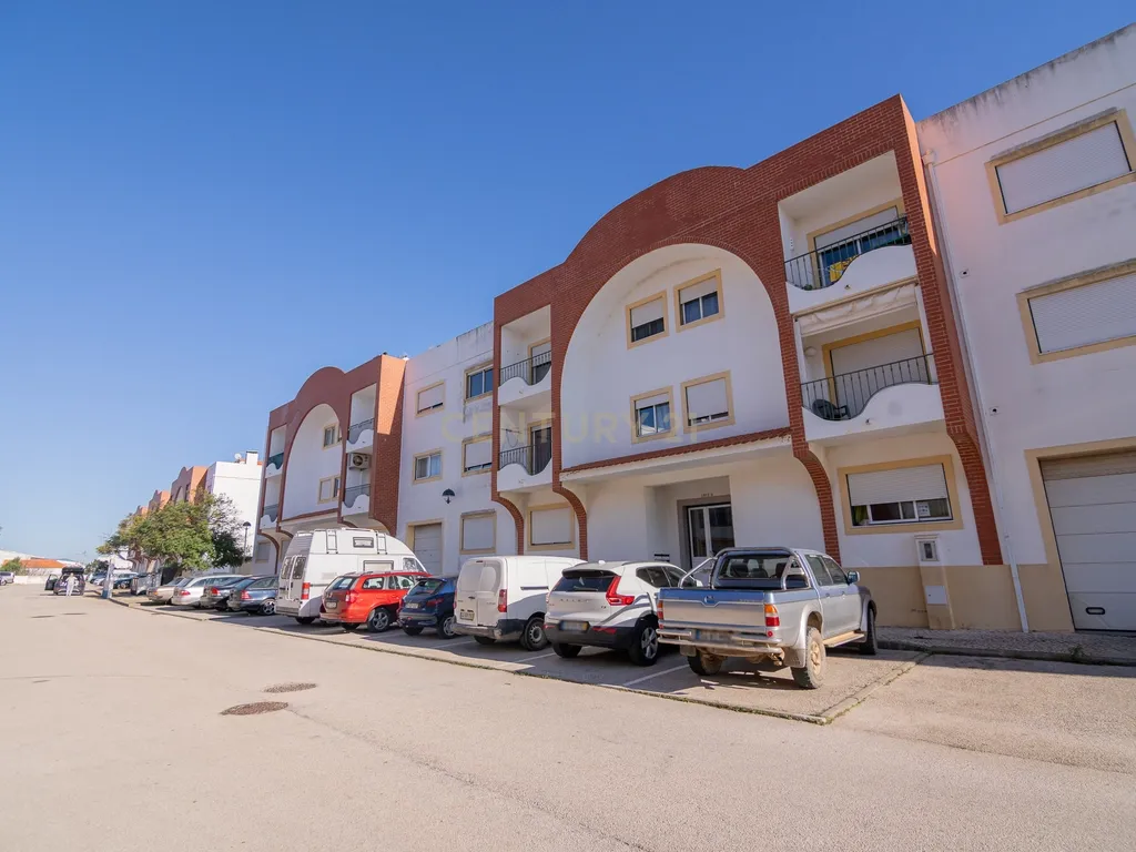 NÃO PERCA ESTA GRANDE OPORTUNIDADE! APARTAMENTO T3 MODERNO DE GRANDES DIMENSÕES, COM LUGAR DE ESTACIONAMENTO PRIVADO E COBERTO PARA DOIS CARROS, AMPLAS VARANDAS, CHURRASQUEIRA, LAREIRA, DESPENSA, ARRECADAÇÃO E DUAS CASAS DE BANHO, MUITO BEM LOCALIZADO PR - Image 4
