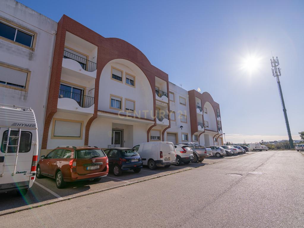 NÃO PERCA ESTA GRANDE OPORTUNIDADE! APARTAMENTO T3 MODERNO DE GRANDES DIMENSÕES, COM LUGAR DE ESTACIONAMENTO PRIVADO E COBERTO PARA DOIS CARROS, AMPLAS VARANDAS, CHURRASQUEIRA, LAREIRA, DESPENSA, ARRECADAÇÃO E DUAS CASAS DE BANHO,  MUITO BEM LOCALIZADO PR - Image 3