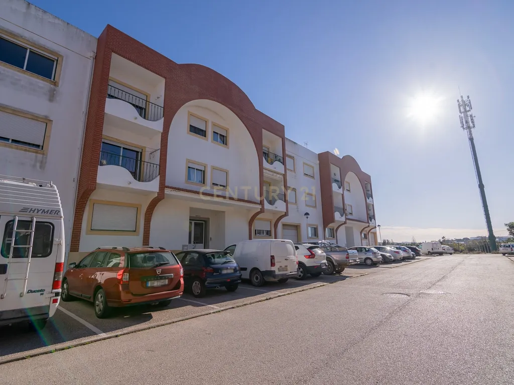 NÃO PERCA ESTA GRANDE OPORTUNIDADE! APARTAMENTO T3 MODERNO DE GRANDES DIMENSÕES, COM LUGAR DE ESTACIONAMENTO PRIVADO E COBERTO PARA DOIS CARROS, AMPLAS VARANDAS, CHURRASQUEIRA, LAREIRA, DESPENSA, ARRECADAÇÃO E DUAS CASAS DE BANHO, MUITO BEM LOCALIZADO PR - Image 3