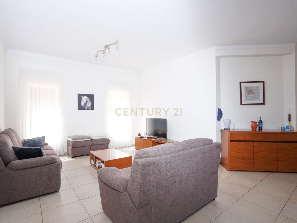 Moradia T3 + T2 térrea com anexo ,piscina,garagem e jardim com vistas panorâmicas numa localização única a 5 min. de V.N de Poiares - Image 4