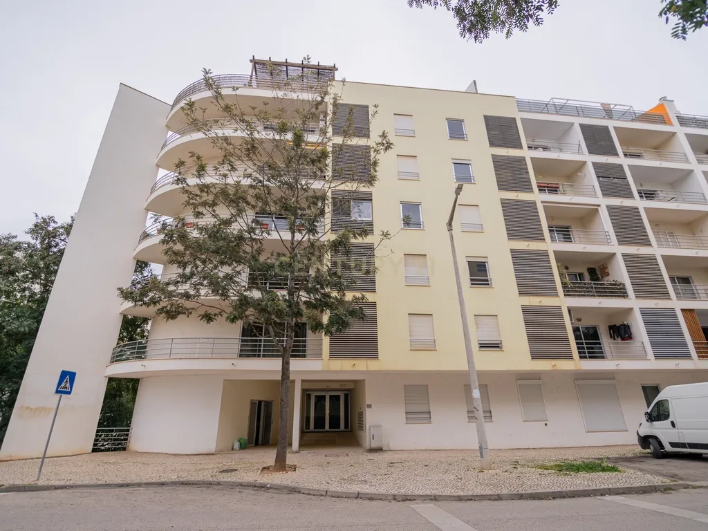 NÃO PERCA ESTA GRANDE OPORTUNIDADE! APARTAMENTO T3 MODERNO E ESPAÇOSO COMPLETAMENTE REMODELADO COM LUGAR DE ESTACIONAMENTO PRIVADO E COBERTO, DUAS CASAS DE BANHO, ARRECADAÇÃO E DUAS AMPLAS VARANDAS MUITO BEM LOCALIZADO NUMA DAS MELHORES ZONAS DE PORTIMAO - Image 33