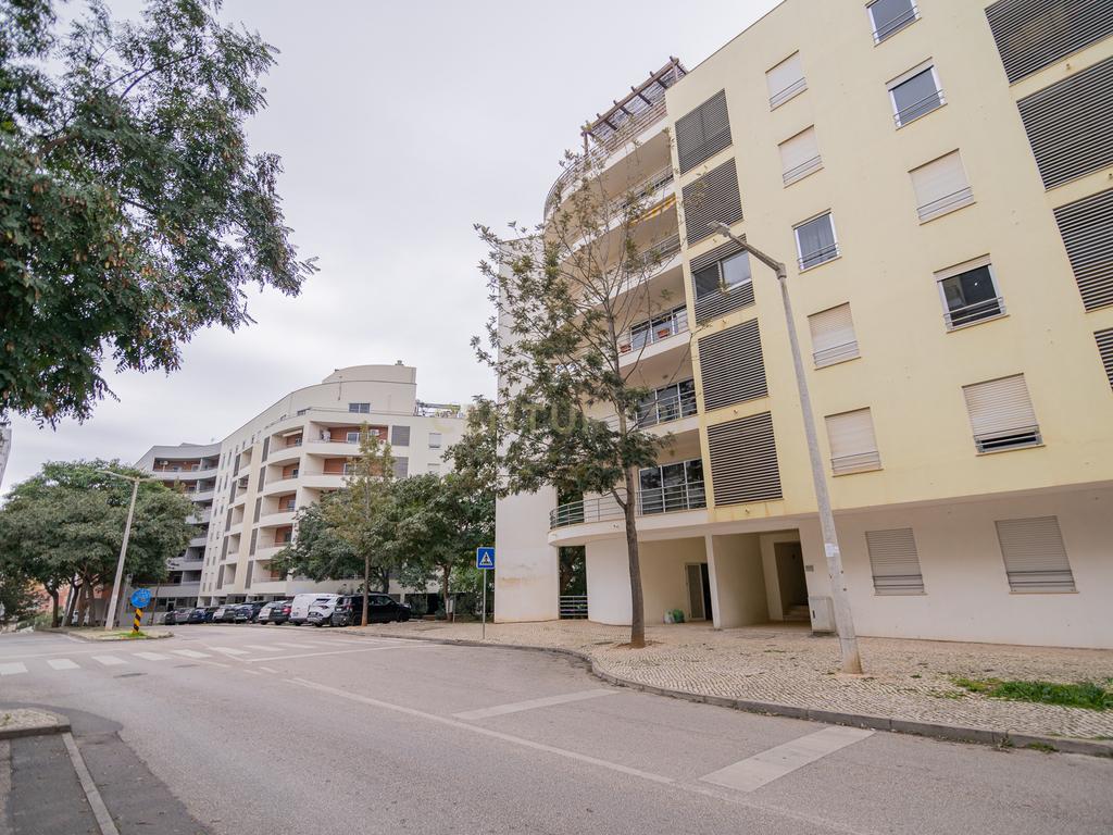 NÃO PERCA ESTA GRANDE OPORTUNIDADE! APARTAMENTO T3 MODERNO E ESPAÇOSO COMPLETAMENTE REMODELADO COM LUGAR DE ESTACIONAMENTO PRIVADO E COBERTO, DUAS CASAS DE BANHO, ARRECADAÇÃO E DUAS AMPLAS VARANDAS MUITO BEM LOCALIZADO NUMA DAS MELHORES ZONAS DE PORTIMAO - Image 5