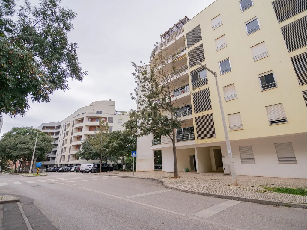 NÃO PERCA ESTA GRANDE OPORTUNIDADE! APARTAMENTO T3 MODERNO E ESPAÇOSO COMPLETAMENTE REMODELADO COM LUGAR DE ESTACIONAMENTO PRIVADO E COBERTO, DUAS CASAS DE BANHO, ARRECADAÇÃO E DUAS AMPLAS VARANDAS MUITO BEM LOCALIZADO NUMA DAS MELHORES ZONAS DE PORTIMAO - Image 5
