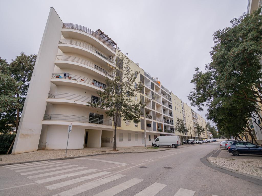 NÃO PERCA ESTA GRANDE OPORTUNIDADE! APARTAMENTO T3 MODERNO E ESPAÇOSO COMPLETAMENTE REMODELADO COM LUGAR DE ESTACIONAMENTO PRIVADO E COBERTO, DUAS CASAS DE BANHO, ARRECADAÇÃO E DUAS AMPLAS VARANDAS MUITO BEM LOCALIZADO NUMA DAS MELHORES ZONAS DE PORTIMAO - Image 23