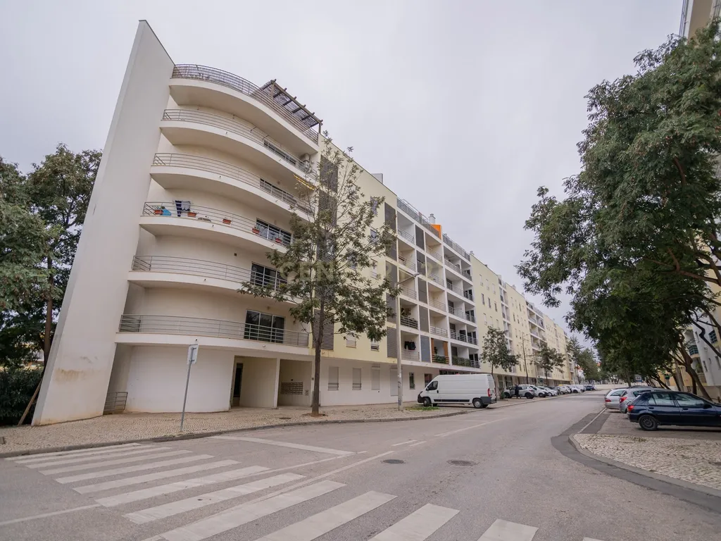 NÃO PERCA ESTA GRANDE OPORTUNIDADE! APARTAMENTO T3 MODERNO E ESPAÇOSO COMPLETAMENTE REMODELADO COM LUGAR DE ESTACIONAMENTO PRIVADO E COBERTO, DUAS CASAS DE BANHO, ARRECADAÇÃO E DUAS AMPLAS VARANDAS MUITO BEM LOCALIZADO NUMA DAS MELHORES ZONAS DE PORTIMAO - Image 23