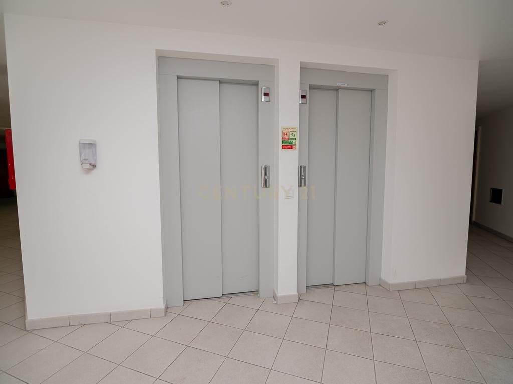 NÃO PERCA ESTA GRANDE OPORTUNIDADE! APARTAMENTO T3 MODERNO E ESPAÇOSO COMPLETAMENTE REMODELADO COM LUGAR DE ESTACIONAMENTO PRIVADO E COBERTO, DUAS CASAS DE BANHO, ARRECADAÇÃO E DUAS AMPLAS VARANDAS MUITO BEM LOCALIZADO NUMA DAS MELHORES ZONAS DE PORTIMAO - Image 24