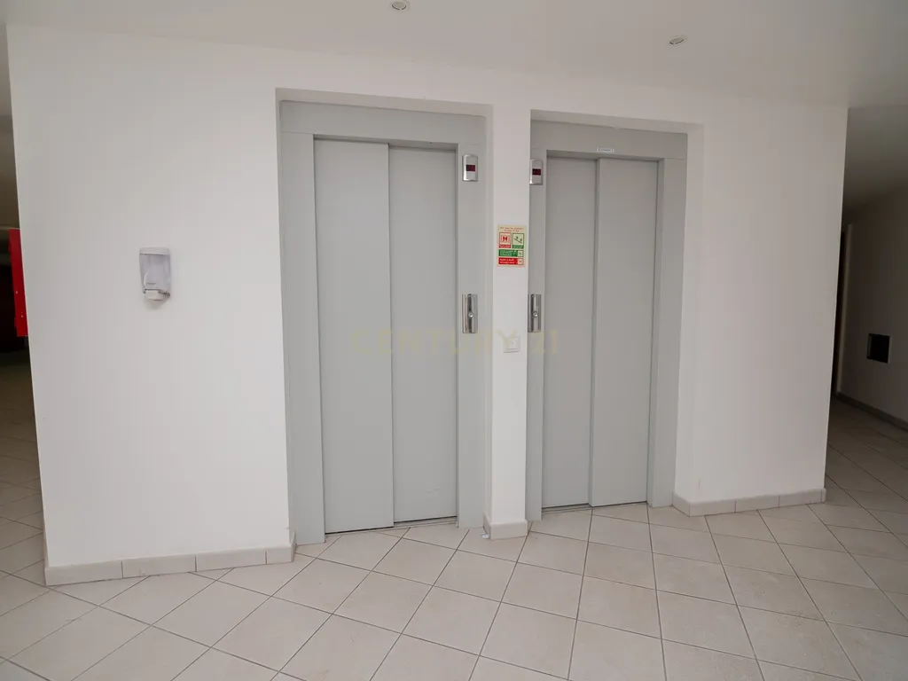 NÃO PERCA ESTA GRANDE OPORTUNIDADE! APARTAMENTO T3 MODERNO E ESPAÇOSO COMPLETAMENTE REMODELADO COM LUGAR DE ESTACIONAMENTO PRIVADO E COBERTO, DUAS CASAS DE BANHO, ARRECADAÇÃO E DUAS AMPLAS VARANDAS MUITO BEM LOCALIZADO NUMA DAS MELHORES ZONAS DE PORTIMAO - Image 24
