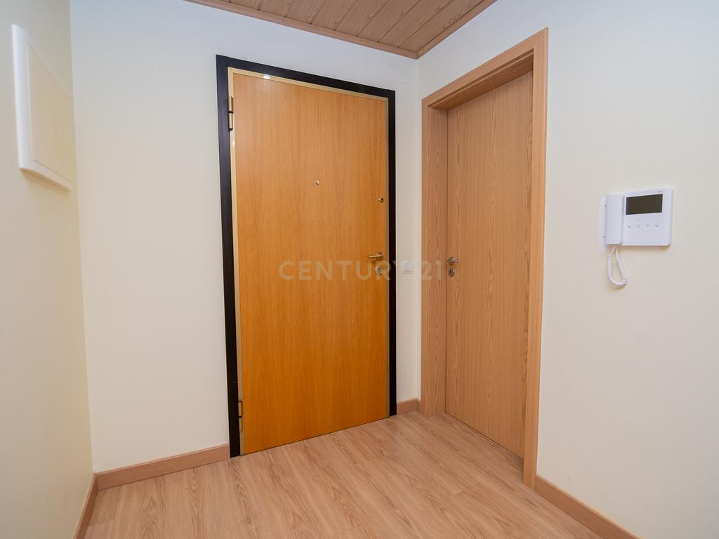 NÃO PERCA ESTA GRANDE OPORTUNIDADE! APARTAMENTO T3 MODERNO E ESPAÇOSO COMPLETAMENTE REMODELADO COM LUGAR DE ESTACIONAMENTO PRIVADO E COBERTO, DUAS CASAS DE BANHO, ARRECADAÇÃO E DUAS AMPLAS VARANDAS MUITO BEM LOCALIZADO NUMA DAS MELHORES ZONAS DE PORTIMAO - Image 2