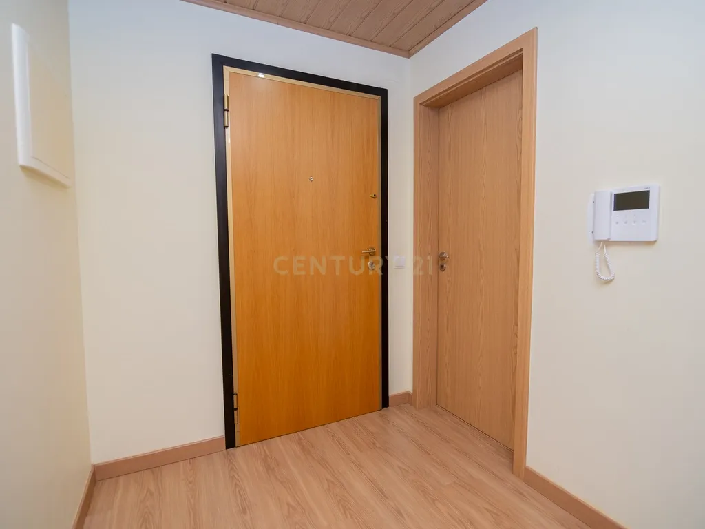 NÃO PERCA ESTA GRANDE OPORTUNIDADE! APARTAMENTO T3 MODERNO E ESPAÇOSO COMPLETAMENTE REMODELADO COM LUGAR DE ESTACIONAMENTO PRIVADO E COBERTO, DUAS CASAS DE BANHO, ARRECADAÇÃO E DUAS AMPLAS VARANDAS MUITO BEM LOCALIZADO NUMA DAS MELHORES ZONAS DE PORTIMAO - Image 2