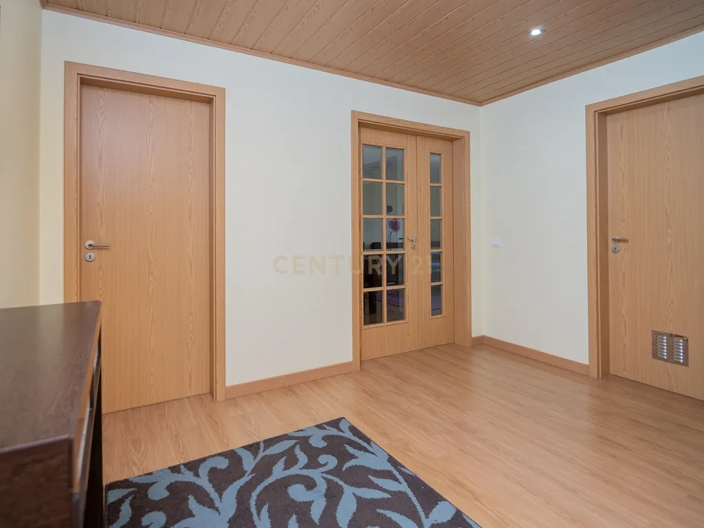 NÃO PERCA ESTA GRANDE OPORTUNIDADE! APARTAMENTO T3 MODERNO E ESPAÇOSO COMPLETAMENTE REMODELADO COM LUGAR DE ESTACIONAMENTO PRIVADO E COBERTO, DUAS CASAS DE BANHO, ARRECADAÇÃO E DUAS AMPLAS VARANDAS MUITO BEM LOCALIZADO NUMA DAS MELHORES ZONAS DE PORTIMAO - Image 3