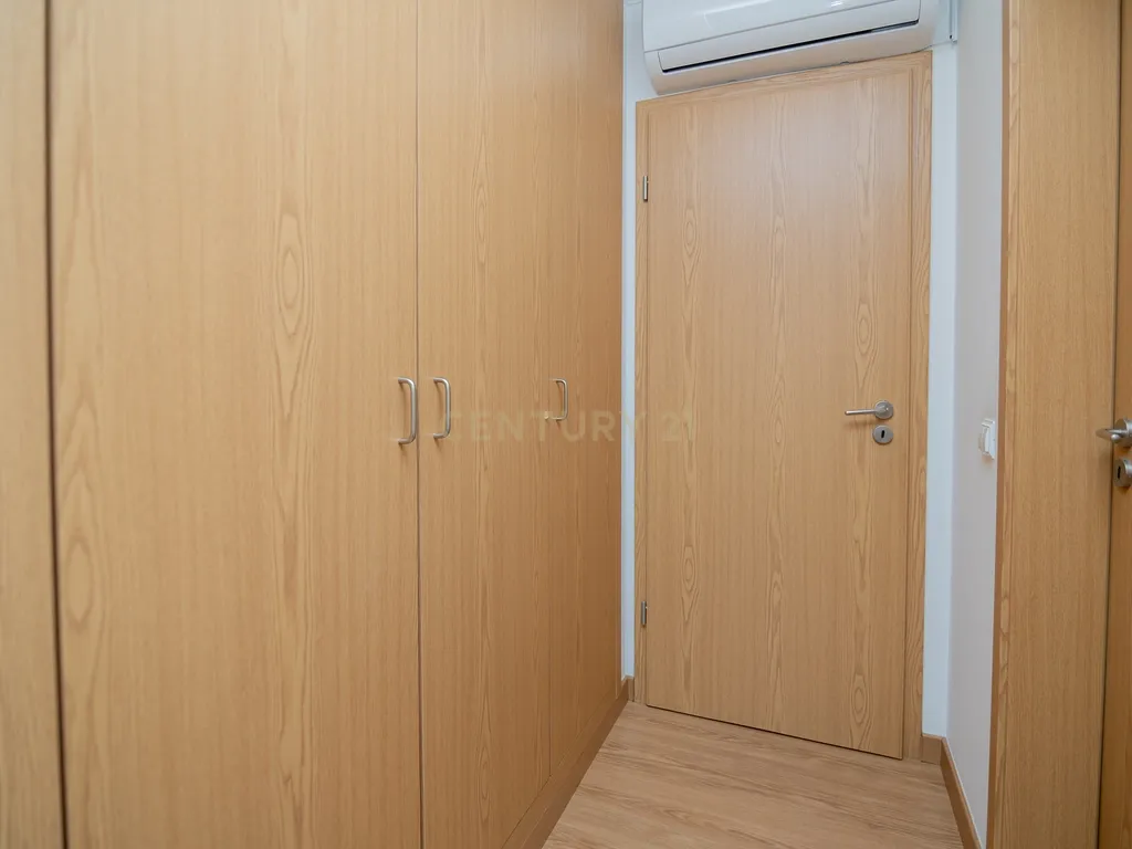 NÃO PERCA ESTA GRANDE OPORTUNIDADE! APARTAMENTO T3 MODERNO E ESPAÇOSO COMPLETAMENTE REMODELADO COM LUGAR DE ESTACIONAMENTO PRIVADO E COBERTO, DUAS CASAS DE BANHO, ARRECADAÇÃO E DUAS AMPLAS VARANDAS MUITO BEM LOCALIZADO NUMA DAS MELHORES ZONAS DE PORTIMAO - Image 25