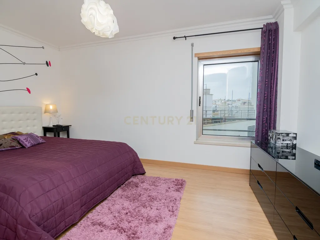NÃO PERCA ESTA GRANDE OPORTUNIDADE! APARTAMENTO T3 MODERNO E ESPAÇOSO COMPLETAMENTE REMODELADO COM LUGAR DE ESTACIONAMENTO PRIVADO E COBERTO, DUAS CASAS DE BANHO, ARRECADAÇÃO E DUAS AMPLAS VARANDAS MUITO BEM LOCALIZADO NUMA DAS MELHORES ZONAS DE PORTIMAO - Image 6