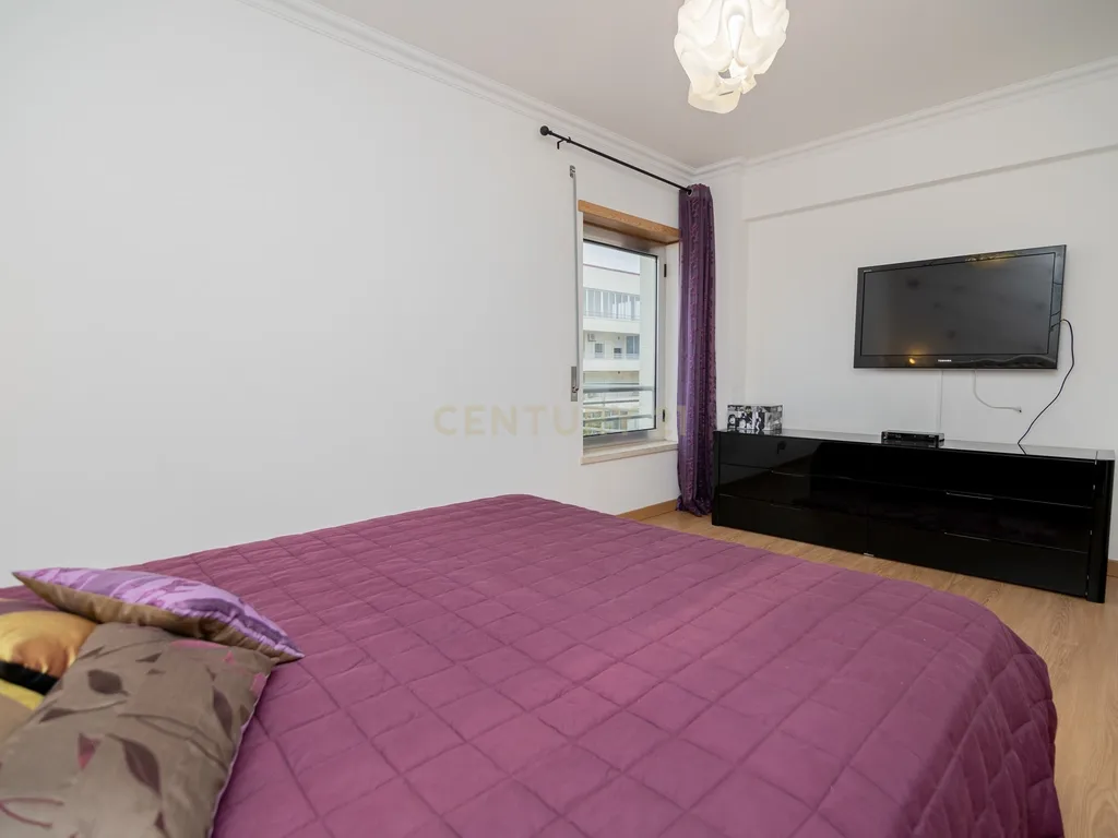 NÃO PERCA ESTA GRANDE OPORTUNIDADE! APARTAMENTO T3 MODERNO E ESPAÇOSO COMPLETAMENTE REMODELADO COM LUGAR DE ESTACIONAMENTO PRIVADO E COBERTO, DUAS CASAS DE BANHO, ARRECADAÇÃO E DUAS AMPLAS VARANDAS MUITO BEM LOCALIZADO NUMA DAS MELHORES ZONAS DE PORTIMAO - Image 27
