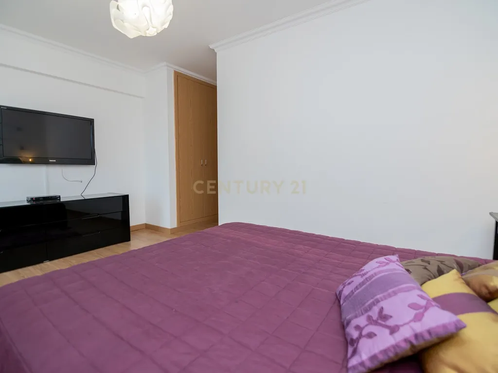 NÃO PERCA ESTA GRANDE OPORTUNIDADE! APARTAMENTO T3 MODERNO E ESPAÇOSO COMPLETAMENTE REMODELADO COM LUGAR DE ESTACIONAMENTO PRIVADO E COBERTO, DUAS CASAS DE BANHO, ARRECADAÇÃO E DUAS AMPLAS VARANDAS MUITO BEM LOCALIZADO NUMA DAS MELHORES ZONAS DE PORTIMAO - Image 28