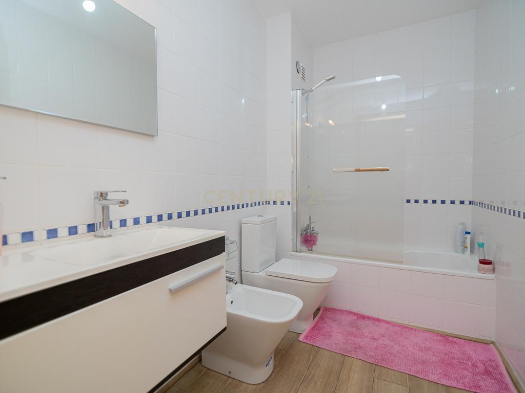 NÃO PERCA ESTA GRANDE OPORTUNIDADE! APARTAMENTO T3 MODERNO E ESPAÇOSO COMPLETAMENTE REMODELADO COM LUGAR DE ESTACIONAMENTO PRIVADO E COBERTO, DUAS CASAS DE BANHO, ARRECADAÇÃO E DUAS AMPLAS VARANDAS MUITO BEM LOCALIZADO NUMA DAS MELHORES ZONAS DE PORTIMAO - Image 29