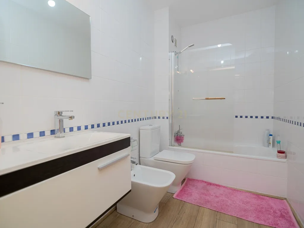 NÃO PERCA ESTA GRANDE OPORTUNIDADE! APARTAMENTO T3 MODERNO E ESPAÇOSO COMPLETAMENTE REMODELADO COM LUGAR DE ESTACIONAMENTO PRIVADO E COBERTO, DUAS CASAS DE BANHO, ARRECADAÇÃO E DUAS AMPLAS VARANDAS MUITO BEM LOCALIZADO NUMA DAS MELHORES ZONAS DE PORTIMAO - Image 29