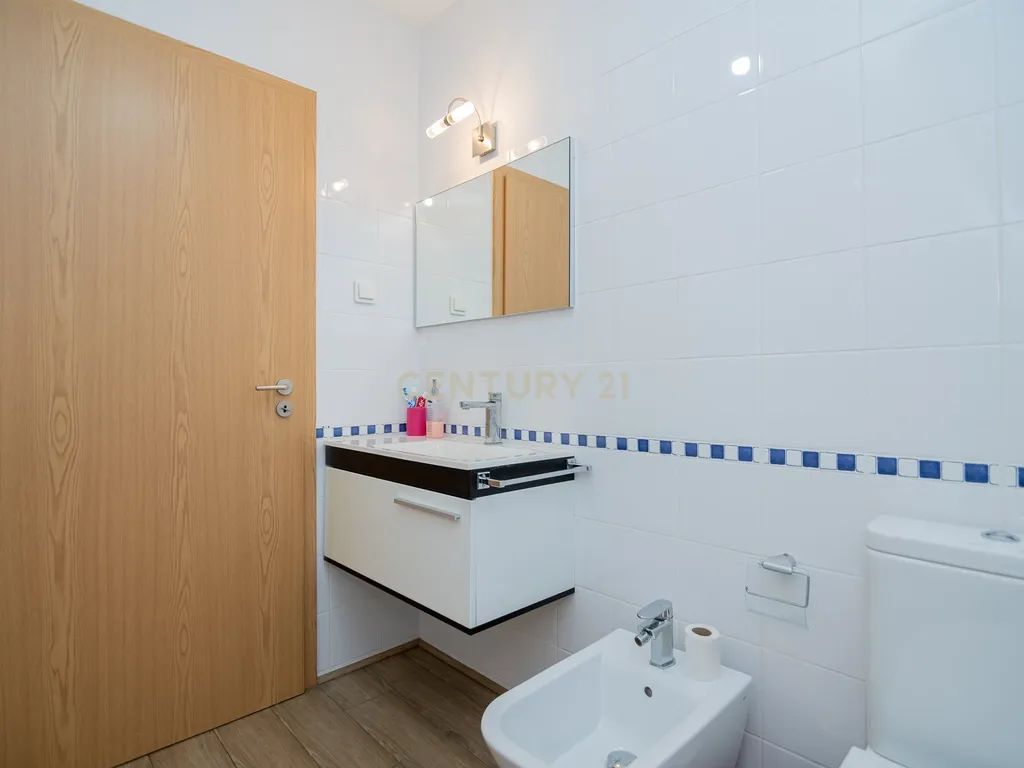NÃO PERCA ESTA GRANDE OPORTUNIDADE! APARTAMENTO T3 MODERNO E ESPAÇOSO COMPLETAMENTE REMODELADO COM LUGAR DE ESTACIONAMENTO PRIVADO E COBERTO, DUAS CASAS DE BANHO, ARRECADAÇÃO E DUAS AMPLAS VARANDAS MUITO BEM LOCALIZADO NUMA DAS MELHORES ZONAS DE PORTIMAO - Image 30