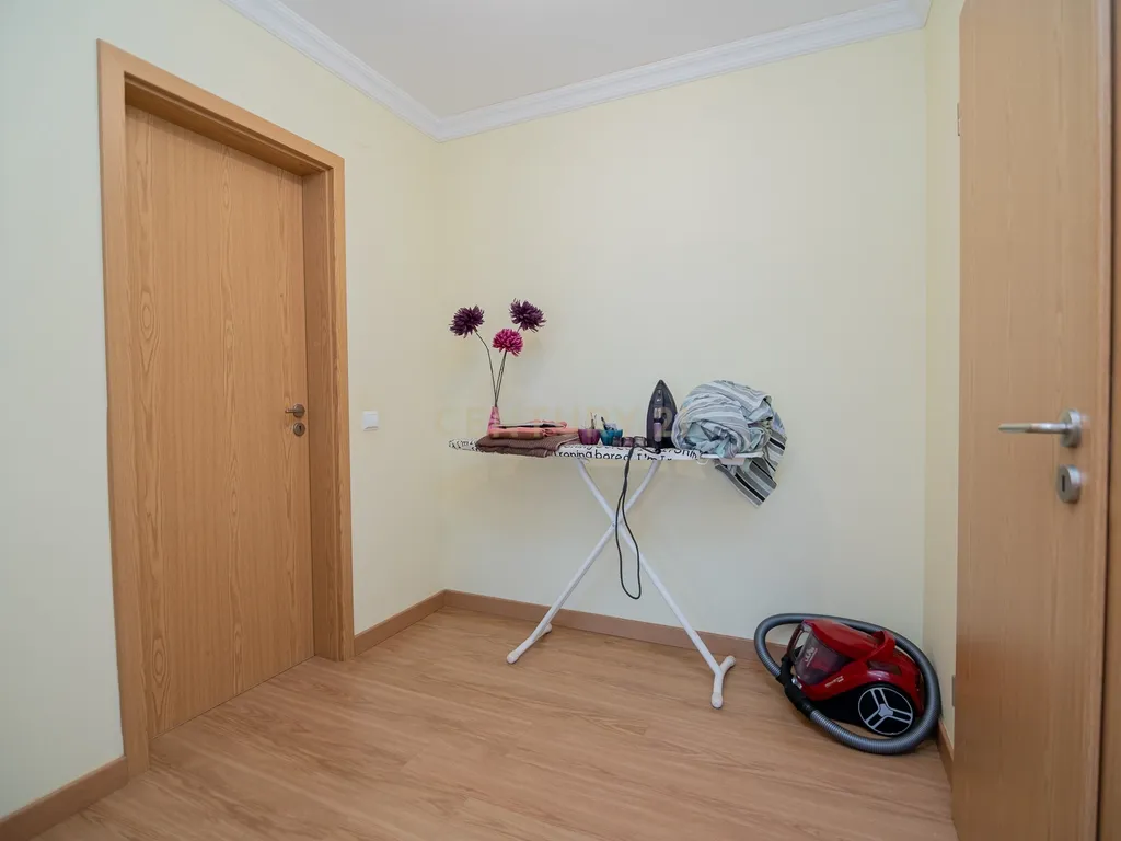 NÃO PERCA ESTA GRANDE OPORTUNIDADE! APARTAMENTO T3 MODERNO E ESPAÇOSO COMPLETAMENTE REMODELADO COM LUGAR DE ESTACIONAMENTO PRIVADO E COBERTO, DUAS CASAS DE BANHO, ARRECADAÇÃO E DUAS AMPLAS VARANDAS MUITO BEM LOCALIZADO NUMA DAS MELHORES ZONAS DE PORTIMAO - Image 31