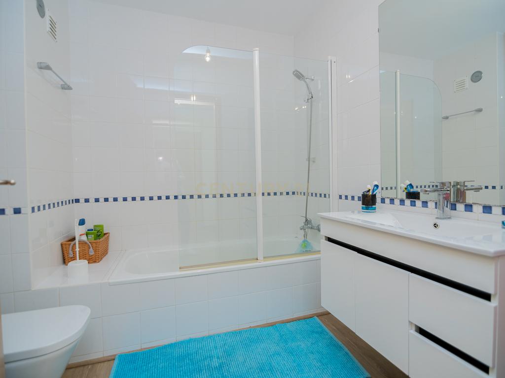 NÃO PERCA ESTA GRANDE OPORTUNIDADE! APARTAMENTO T3 MODERNO E ESPAÇOSO COMPLETAMENTE REMODELADO COM LUGAR DE ESTACIONAMENTO PRIVADO E COBERTO, DUAS CASAS DE BANHO, ARRECADAÇÃO E DUAS AMPLAS VARANDAS MUITO BEM LOCALIZADO NUMA DAS MELHORES ZONAS DE PORTIMAO - Image 32