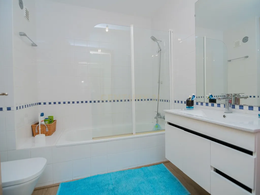 NÃO PERCA ESTA GRANDE OPORTUNIDADE! APARTAMENTO T3 MODERNO E ESPAÇOSO COMPLETAMENTE REMODELADO COM LUGAR DE ESTACIONAMENTO PRIVADO E COBERTO, DUAS CASAS DE BANHO, ARRECADAÇÃO E DUAS AMPLAS VARANDAS MUITO BEM LOCALIZADO NUMA DAS MELHORES ZONAS DE PORTIMAO - Image 32