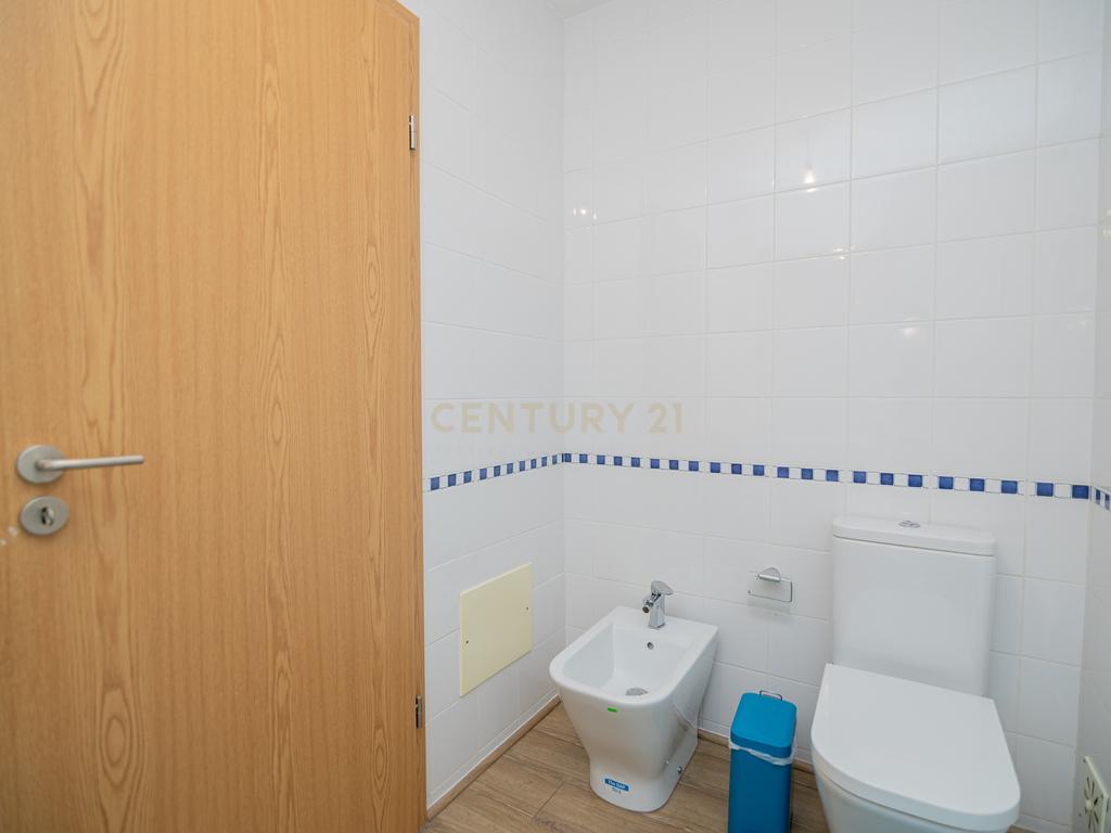 NÃO PERCA ESTA GRANDE OPORTUNIDADE! APARTAMENTO T3 MODERNO E ESPAÇOSO COMPLETAMENTE REMODELADO COM LUGAR DE ESTACIONAMENTO PRIVADO E COBERTO, DUAS CASAS DE BANHO, ARRECADAÇÃO E DUAS AMPLAS VARANDAS MUITO BEM LOCALIZADO NUMA DAS MELHORES ZONAS DE PORTIMAO - Image 7