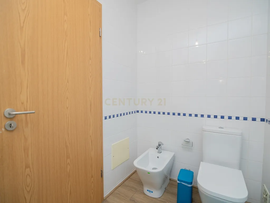 NÃO PERCA ESTA GRANDE OPORTUNIDADE! APARTAMENTO T3 MODERNO E ESPAÇOSO COMPLETAMENTE REMODELADO COM LUGAR DE ESTACIONAMENTO PRIVADO E COBERTO, DUAS CASAS DE BANHO, ARRECADAÇÃO E DUAS AMPLAS VARANDAS MUITO BEM LOCALIZADO NUMA DAS MELHORES ZONAS DE PORTIMAO - Image 7