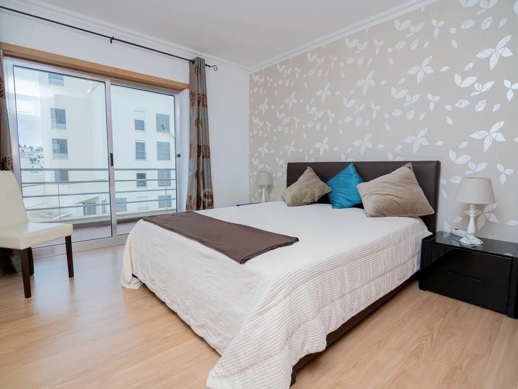 NÃO PERCA ESTA GRANDE OPORTUNIDADE! APARTAMENTO T3 MODERNO E ESPAÇOSO COMPLETAMENTE REMODELADO COM LUGAR DE ESTACIONAMENTO PRIVADO E COBERTO, DUAS CASAS DE BANHO, ARRECADAÇÃO E DUAS AMPLAS VARANDAS MUITO BEM LOCALIZADO NUMA DAS MELHORES ZONAS DE PORTIMAO - Image 4
