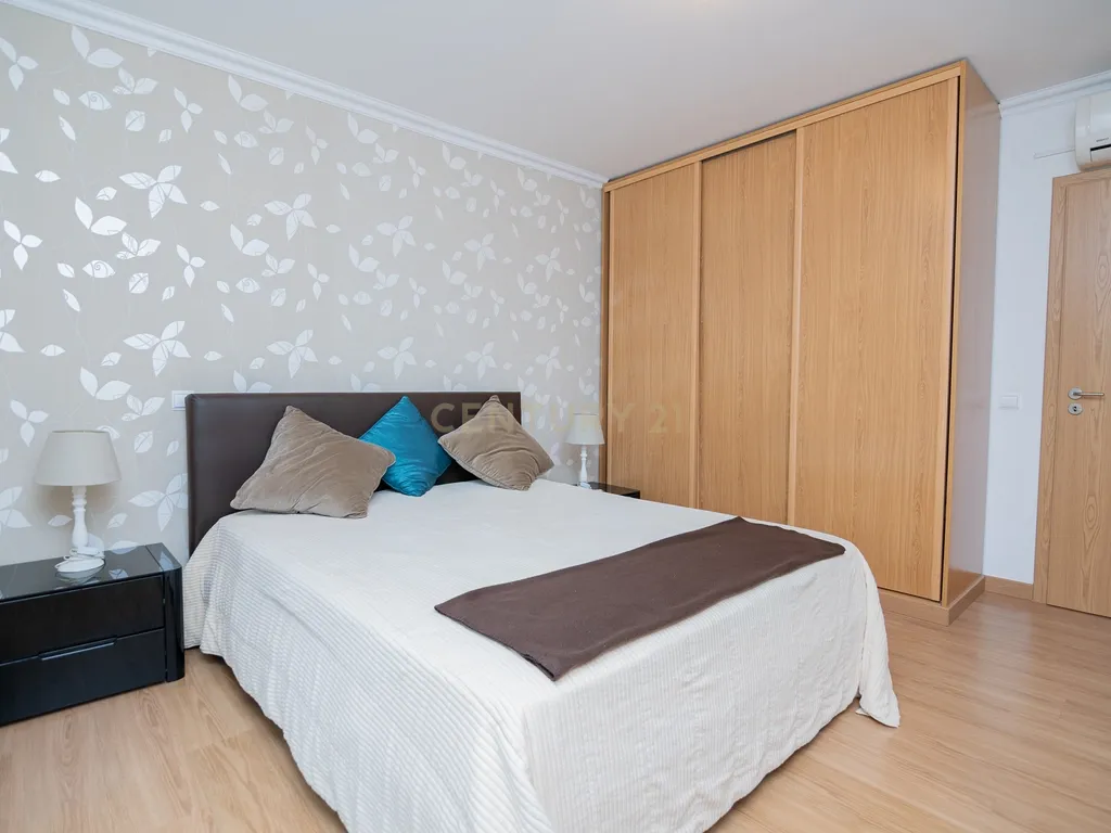 NÃO PERCA ESTA GRANDE OPORTUNIDADE! APARTAMENTO T3 MODERNO E ESPAÇOSO COMPLETAMENTE REMODELADO COM LUGAR DE ESTACIONAMENTO PRIVADO E COBERTO, DUAS CASAS DE BANHO, ARRECADAÇÃO E DUAS AMPLAS VARANDAS MUITO BEM LOCALIZADO NUMA DAS MELHORES ZONAS DE PORTIMAO - Image 8