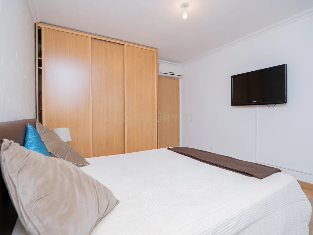 NÃO PERCA ESTA GRANDE OPORTUNIDADE! APARTAMENTO T3 MODERNO E ESPAÇOSO COMPLETAMENTE REMODELADO COM LUGAR DE ESTACIONAMENTO PRIVADO E COBERTO, DUAS CASAS DE BANHO, ARRECADAÇÃO E DUAS AMPLAS VARANDAS MUITO BEM LOCALIZADO NUMA DAS MELHORES ZONAS DE PORTIMAO - Image 9