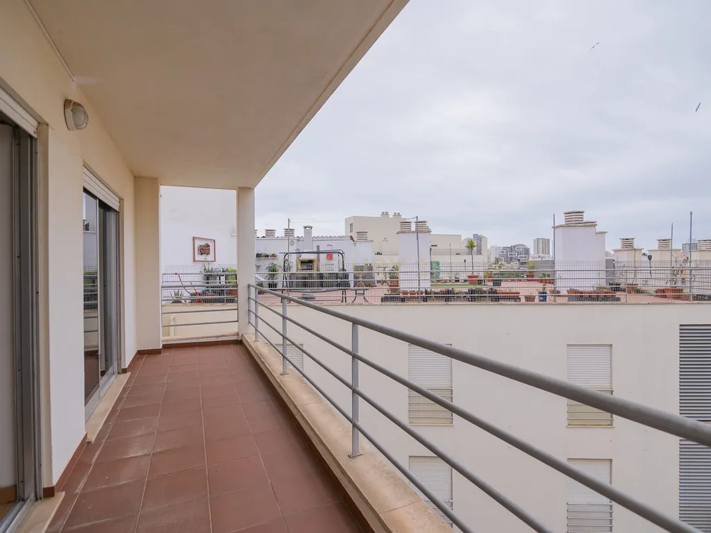 NÃO PERCA ESTA GRANDE OPORTUNIDADE! APARTAMENTO T3 MODERNO E ESPAÇOSO COMPLETAMENTE REMODELADO COM LUGAR DE ESTACIONAMENTO PRIVADO E COBERTO, DUAS CASAS DE BANHO, ARRECADAÇÃO E DUAS AMPLAS VARANDAS MUITO BEM LOCALIZADO NUMA DAS MELHORES ZONAS DE PORTIMAO - Image 10