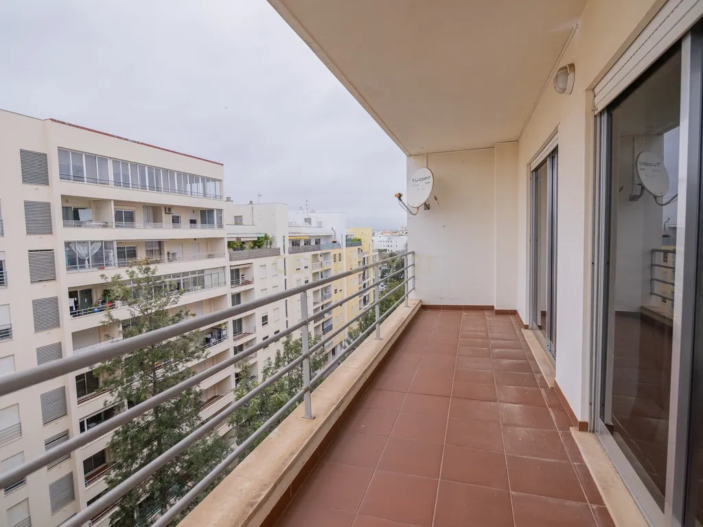 NÃO PERCA ESTA GRANDE OPORTUNIDADE! APARTAMENTO T3 MODERNO E ESPAÇOSO COMPLETAMENTE REMODELADO COM LUGAR DE ESTACIONAMENTO PRIVADO E COBERTO, DUAS CASAS DE BANHO, ARRECADAÇÃO E DUAS AMPLAS VARANDAS MUITO BEM LOCALIZADO NUMA DAS MELHORES ZONAS DE PORTIMAO - Image 11
