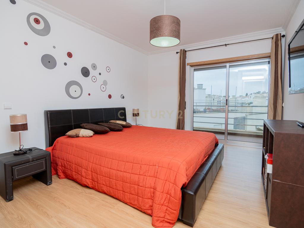 NÃO PERCA ESTA GRANDE OPORTUNIDADE! APARTAMENTO T3 MODERNO E ESPAÇOSO COMPLETAMENTE REMODELADO COM LUGAR DE ESTACIONAMENTO PRIVADO E COBERTO, DUAS CASAS DE BANHO, ARRECADAÇÃO E DUAS AMPLAS VARANDAS MUITO BEM LOCALIZADO NUMA DAS MELHORES ZONAS DE PORTIMAO - Image 12