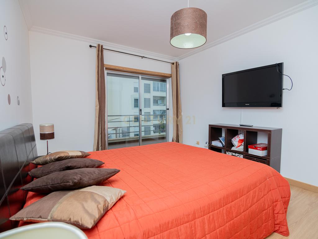 NÃO PERCA ESTA GRANDE OPORTUNIDADE! APARTAMENTO T3 MODERNO E ESPAÇOSO COMPLETAMENTE REMODELADO COM LUGAR DE ESTACIONAMENTO PRIVADO E COBERTO, DUAS CASAS DE BANHO, ARRECADAÇÃO E DUAS AMPLAS VARANDAS MUITO BEM LOCALIZADO NUMA DAS MELHORES ZONAS DE PORTIMAO - Image 13