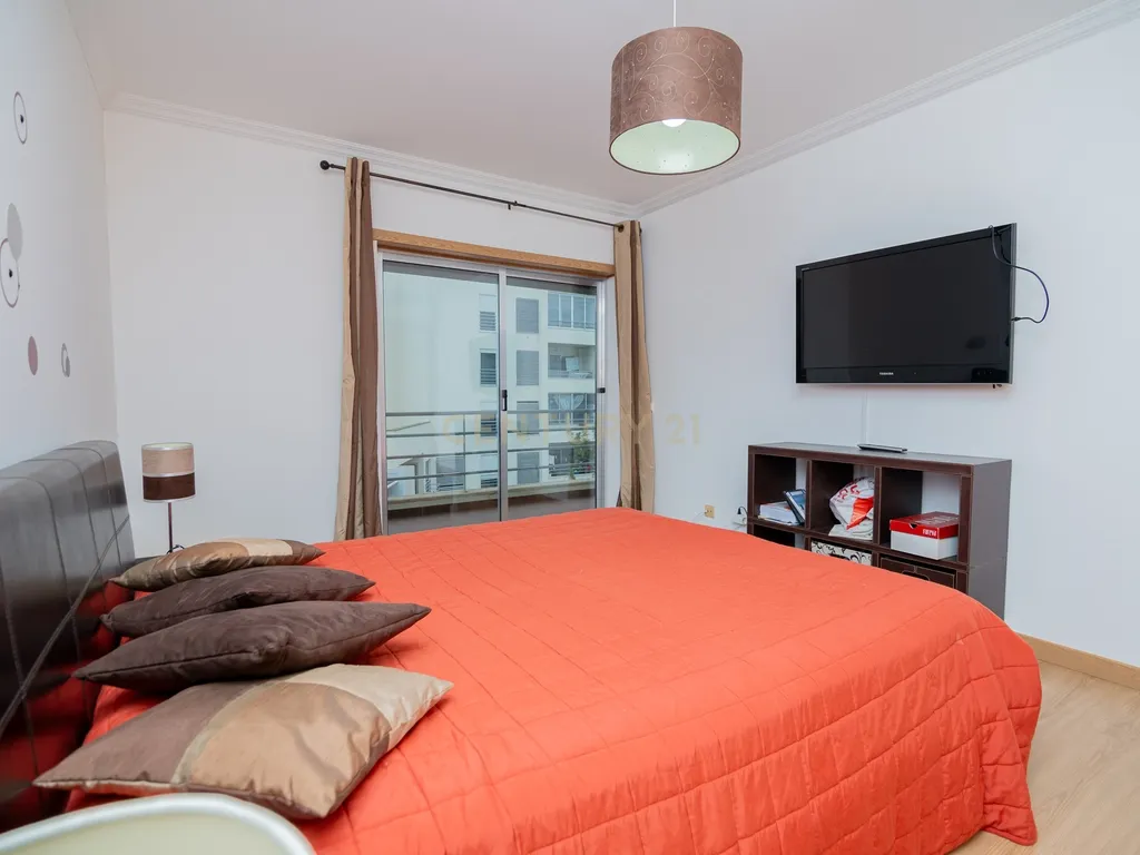 NÃO PERCA ESTA GRANDE OPORTUNIDADE! APARTAMENTO T3 MODERNO E ESPAÇOSO COMPLETAMENTE REMODELADO COM LUGAR DE ESTACIONAMENTO PRIVADO E COBERTO, DUAS CASAS DE BANHO, ARRECADAÇÃO E DUAS AMPLAS VARANDAS MUITO BEM LOCALIZADO NUMA DAS MELHORES ZONAS DE PORTIMAO - Image 13