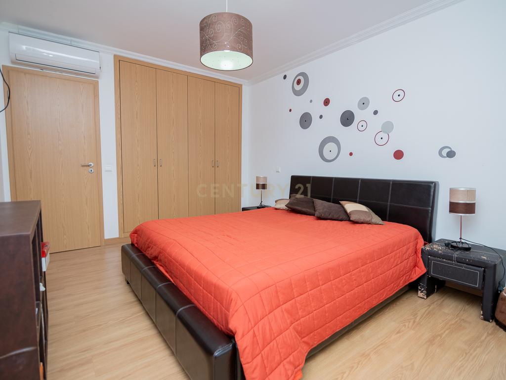 NÃO PERCA ESTA GRANDE OPORTUNIDADE! APARTAMENTO T3 MODERNO E ESPAÇOSO COMPLETAMENTE REMODELADO COM LUGAR DE ESTACIONAMENTO PRIVADO E COBERTO, DUAS CASAS DE BANHO, ARRECADAÇÃO E DUAS AMPLAS VARANDAS MUITO BEM LOCALIZADO NUMA DAS MELHORES ZONAS DE PORTIMAO - Image 14