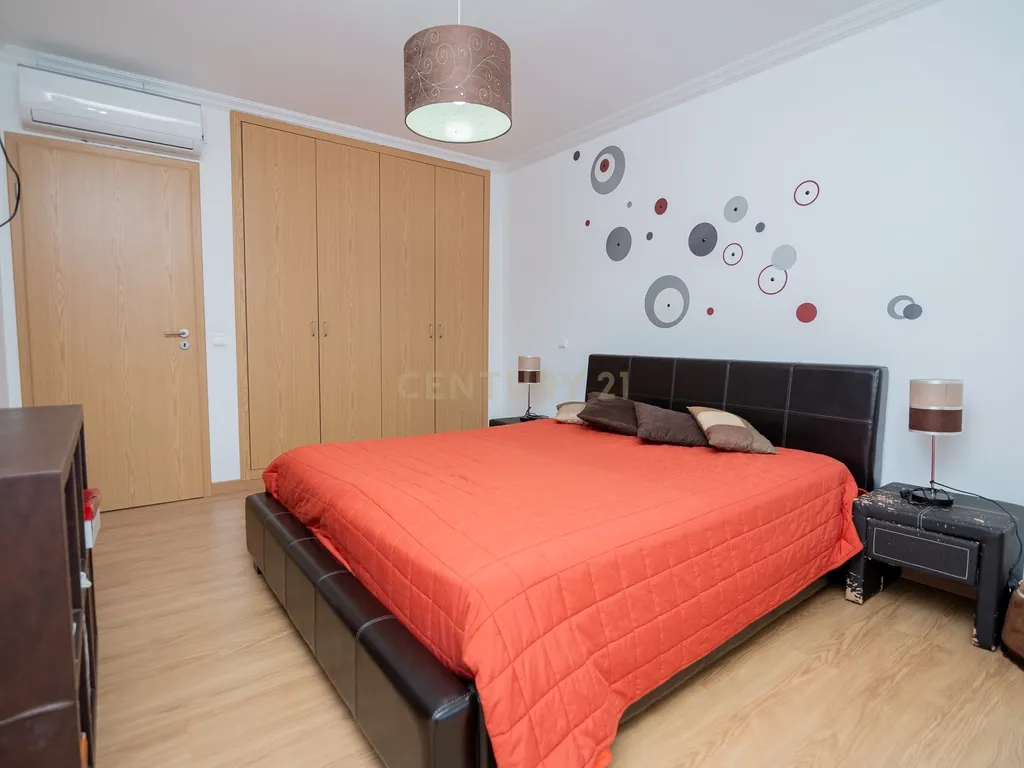 NÃO PERCA ESTA GRANDE OPORTUNIDADE! APARTAMENTO T3 MODERNO E ESPAÇOSO COMPLETAMENTE REMODELADO COM LUGAR DE ESTACIONAMENTO PRIVADO E COBERTO, DUAS CASAS DE BANHO, ARRECADAÇÃO E DUAS AMPLAS VARANDAS MUITO BEM LOCALIZADO NUMA DAS MELHORES ZONAS DE PORTIMAO - Image 14