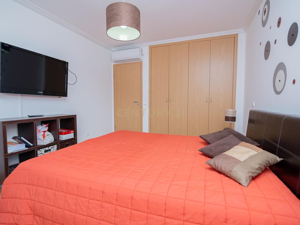 NÃO PERCA ESTA GRANDE OPORTUNIDADE! APARTAMENTO T3 MODERNO E ESPAÇOSO COMPLETAMENTE REMODELADO COM LUGAR DE ESTACIONAMENTO PRIVADO E COBERTO, DUAS CASAS DE BANHO, ARRECADAÇÃO E DUAS AMPLAS VARANDAS MUITO BEM LOCALIZADO NUMA DAS MELHORES ZONAS DE PORTIMAO - Image 15