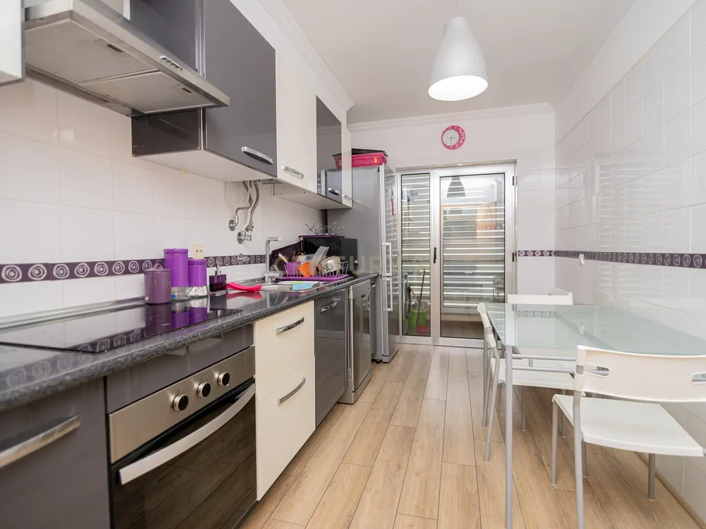 NÃO PERCA ESTA GRANDE OPORTUNIDADE! APARTAMENTO T3 MODERNO E ESPAÇOSO COMPLETAMENTE REMODELADO COM LUGAR DE ESTACIONAMENTO PRIVADO E COBERTO, DUAS CASAS DE BANHO, ARRECADAÇÃO E DUAS AMPLAS VARANDAS MUITO BEM LOCALIZADO NUMA DAS MELHORES ZONAS DE PORTIMAO - Image 16