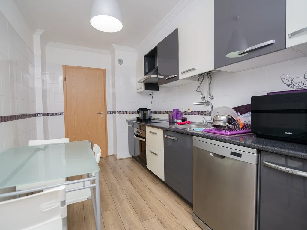 NÃO PERCA ESTA GRANDE OPORTUNIDADE! APARTAMENTO T3 MODERNO E ESPAÇOSO COMPLETAMENTE REMODELADO COM LUGAR DE ESTACIONAMENTO PRIVADO E COBERTO, DUAS CASAS DE BANHO, ARRECADAÇÃO E DUAS AMPLAS VARANDAS MUITO BEM LOCALIZADO NUMA DAS MELHORES ZONAS DE PORTIMAO - Image 17