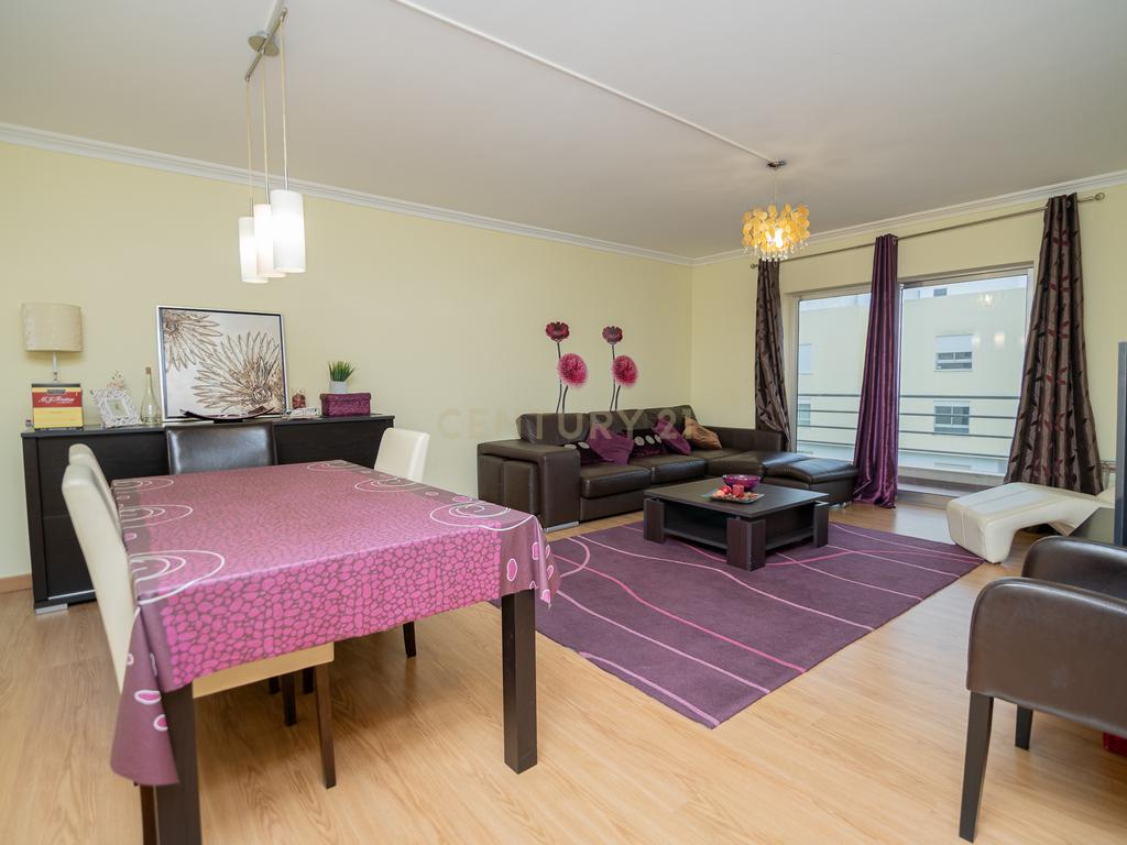 NÃO PERCA ESTA GRANDE OPORTUNIDADE! APARTAMENTO T3 MODERNO E ESPAÇOSO COMPLETAMENTE REMODELADO COM LUGAR DE ESTACIONAMENTO PRIVADO E COBERTO, DUAS CASAS DE BANHO, ARRECADAÇÃO E DUAS AMPLAS VARANDAS MUITO BEM LOCALIZADO NUMA DAS MELHORES ZONAS DE PORTIMAO - Image 18