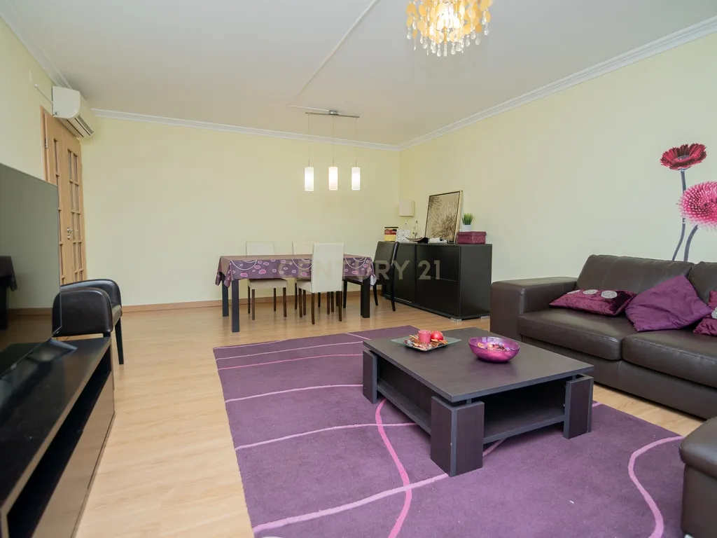 NÃO PERCA ESTA GRANDE OPORTUNIDADE! APARTAMENTO T3 MODERNO E ESPAÇOSO COMPLETAMENTE REMODELADO COM LUGAR DE ESTACIONAMENTO PRIVADO E COBERTO, DUAS CASAS DE BANHO, ARRECADAÇÃO E DUAS AMPLAS VARANDAS MUITO BEM LOCALIZADO NUMA DAS MELHORES ZONAS DE PORTIMAO - Image 1