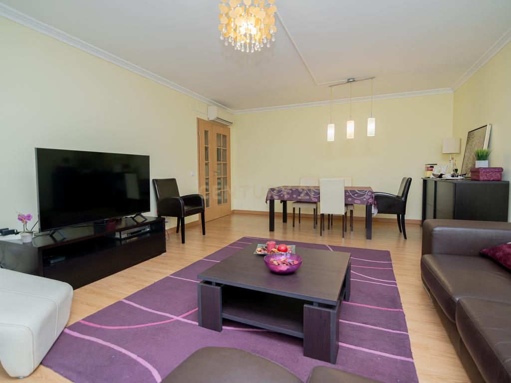 NÃO PERCA ESTA GRANDE OPORTUNIDADE! APARTAMENTO T3 MODERNO E ESPAÇOSO COMPLETAMENTE REMODELADO COM LUGAR DE ESTACIONAMENTO PRIVADO E COBERTO, DUAS CASAS DE BANHO, ARRECADAÇÃO E DUAS AMPLAS VARANDAS MUITO BEM LOCALIZADO NUMA DAS MELHORES ZONAS DE PORTIMAO - Image 20