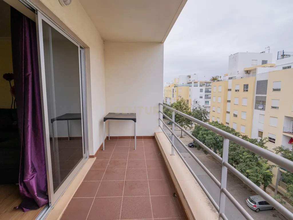 NÃO PERCA ESTA GRANDE OPORTUNIDADE! APARTAMENTO T3 MODERNO E ESPAÇOSO COMPLETAMENTE REMODELADO COM LUGAR DE ESTACIONAMENTO PRIVADO E COBERTO, DUAS CASAS DE BANHO, ARRECADAÇÃO E DUAS AMPLAS VARANDAS MUITO BEM LOCALIZADO NUMA DAS MELHORES ZONAS DE PORTIMAO - Image 21
