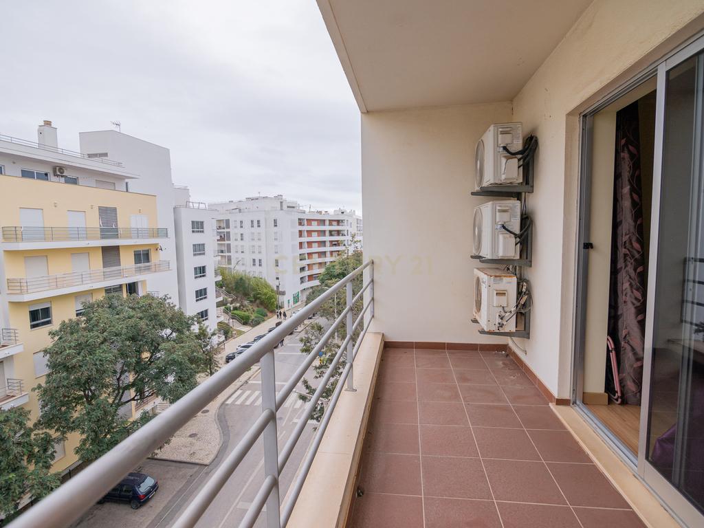 NÃO PERCA ESTA GRANDE OPORTUNIDADE! APARTAMENTO T3 MODERNO E ESPAÇOSO COMPLETAMENTE REMODELADO COM LUGAR DE ESTACIONAMENTO PRIVADO E COBERTO, DUAS CASAS DE BANHO, ARRECADAÇÃO E DUAS AMPLAS VARANDAS MUITO BEM LOCALIZADO NUMA DAS MELHORES ZONAS DE PORTIMAO - Image 22